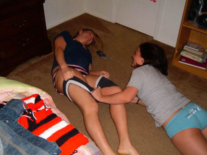 Drunk Girls Getting Pantsed (70 pics) .