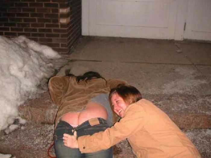 Drunk Girls Getting Pantsed (70 pics)