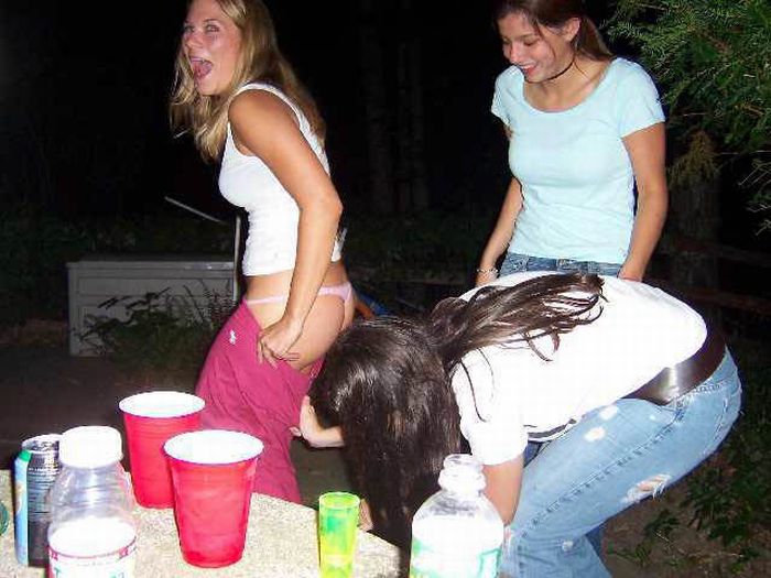 Drunk Girls Getting Pantsed (70 pics)