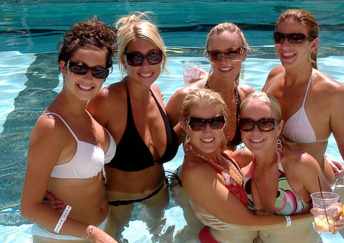 Sexy Pool Party Girls (102 pics)
