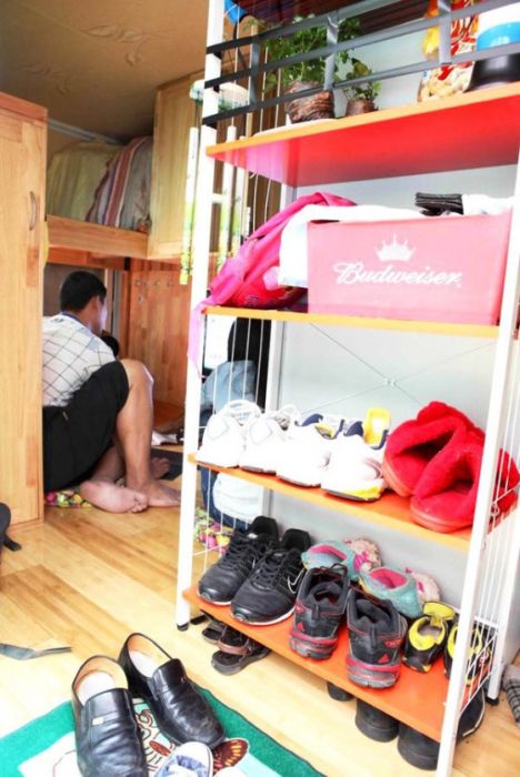 Chinese Family Converts Truck Into 8.5sqm Personal Home (9 pics)
