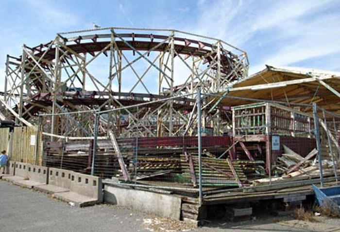 Abandoned Roller Coaster (25 pics)