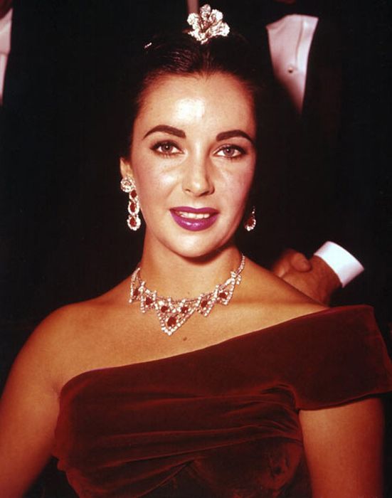 Elizabeth Taylor's Diamond Jewellery Going For Auction (17 pics)