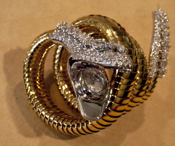 Elizabeth Taylor's Diamond Jewellery Going For Auction (17 pics)