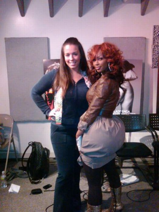 Girl With Huge Dignity (17 pics)
