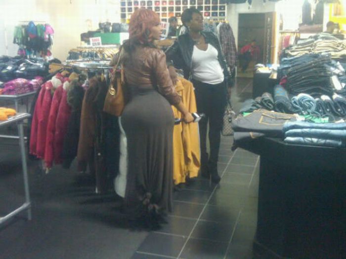 Girl With Huge Dignity (17 pics)