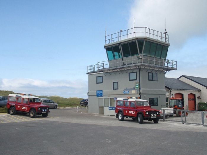 The World’s Dangerous Barra Beach Airport (16 pics)