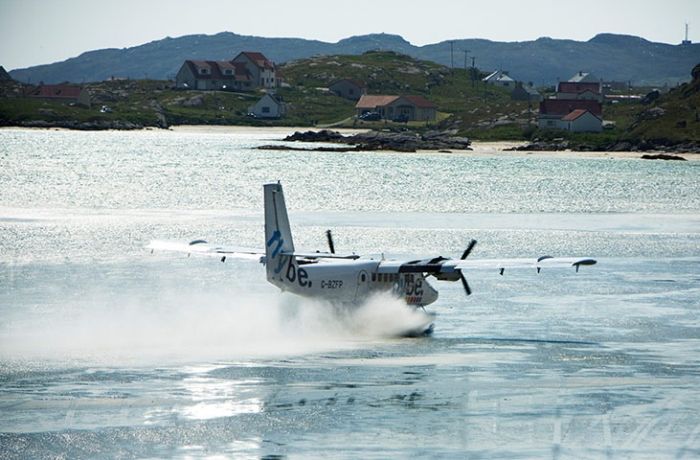 The World’s Dangerous Barra Beach Airport (16 pics)
