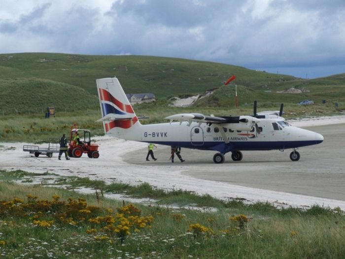 The World’s Dangerous Barra Beach Airport (16 pics)
