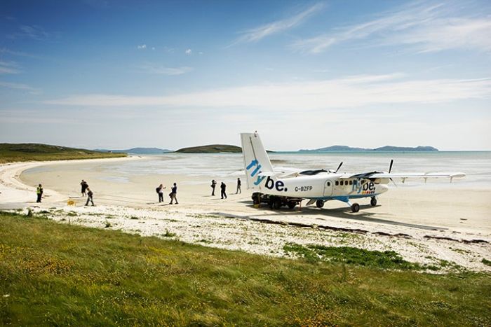 The World’s Dangerous Barra Beach Airport (16 pics)