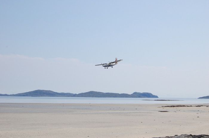 The World’s Dangerous Barra Beach Airport (16 pics)