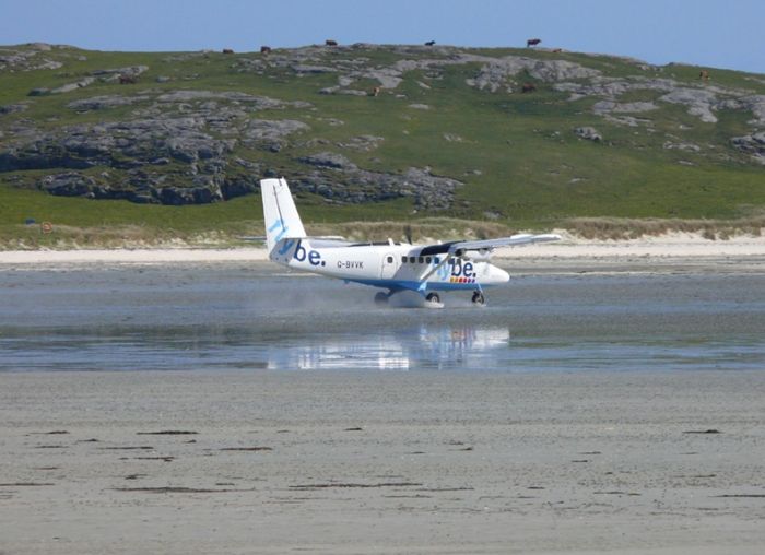 The World’s Dangerous Barra Beach Airport (16 pics)