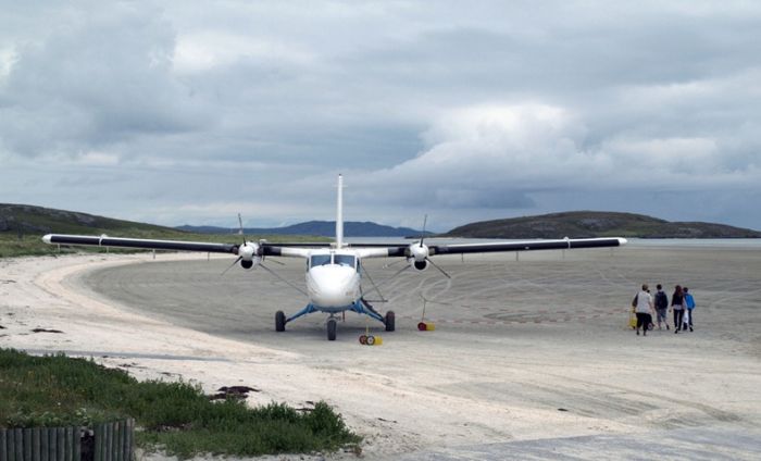 The World’s Dangerous Barra Beach Airport (16 pics)
