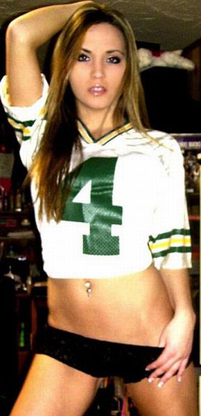 Sexy Girls Wearing NFL Jerseys (29 pics)