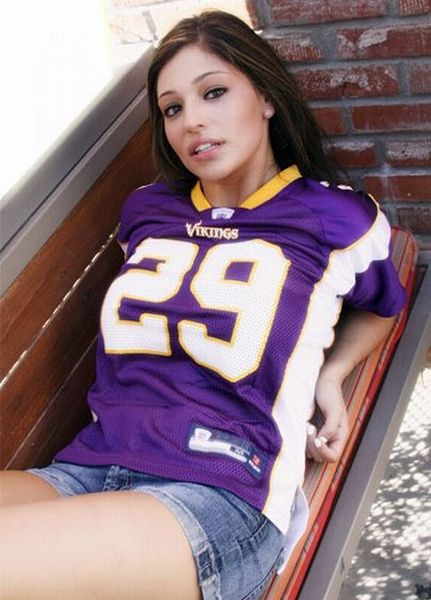 Sexy Girls Wearing NFL Jerseys (29 pics)