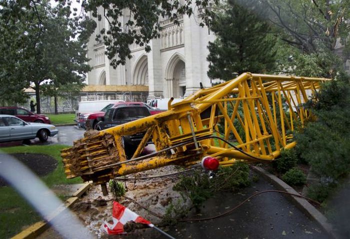 Construction Crane Collapses and Damages Washington Cathedral (10 pics)