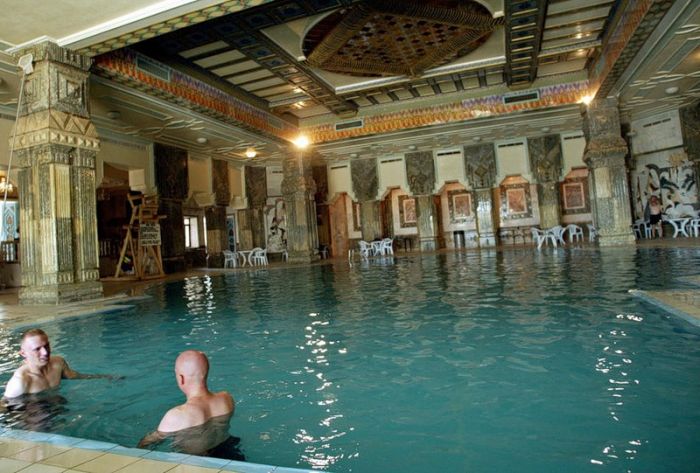 Libyan Rebels and Army Inside Luxurious Villas (36 pics)