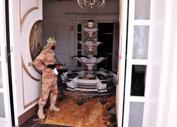 Libyan Rebels and Army Inside Luxurious Villas (36 pics)