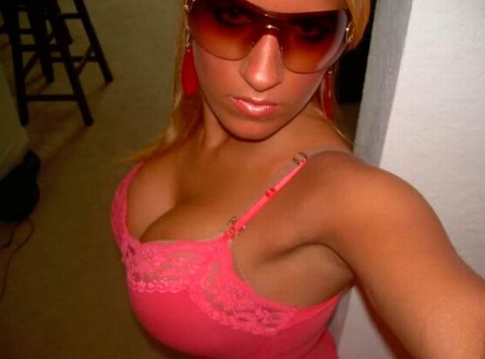 Attractive Cleavage Girls (43 pics)