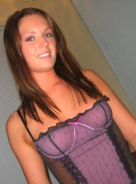 Attractive Cleavage Girls (43 pics)