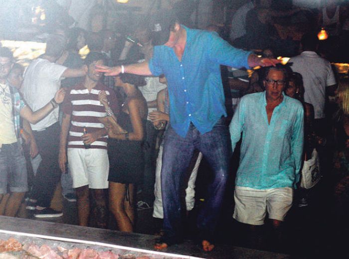 Prince Harry of Wales Likes to Party (13 pics + video)