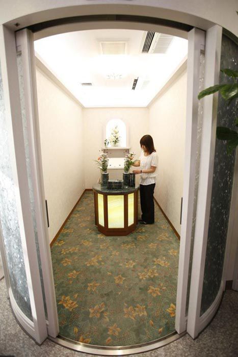Weird Hotel for the Dead in Japan (12 pics)