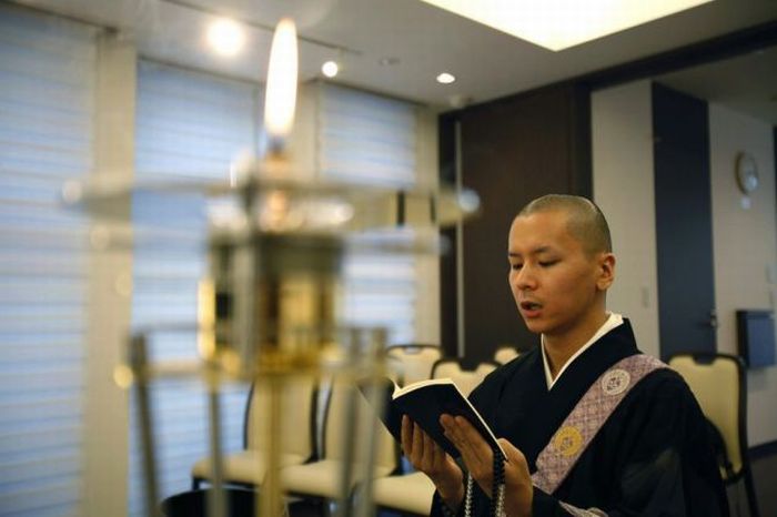 Weird Hotel for the Dead in Japan (12 pics)