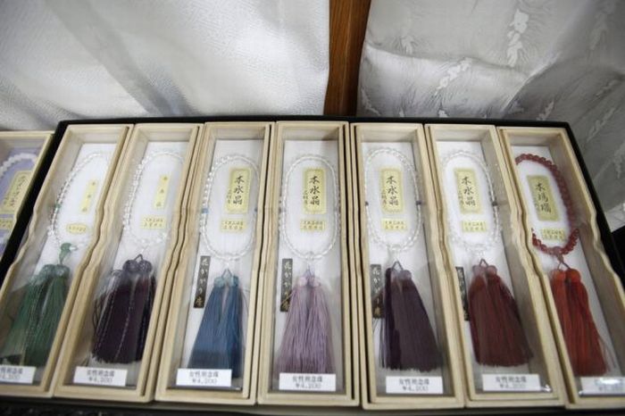 Weird Hotel for the Dead in Japan (12 pics)