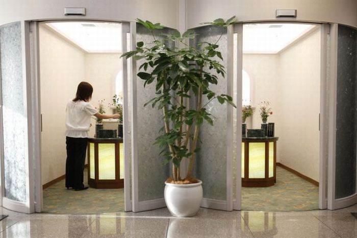 Weird Hotel for the Dead in Japan (12 pics)