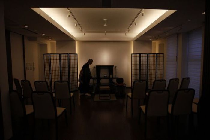 Weird Hotel for the Dead in Japan (12 pics)