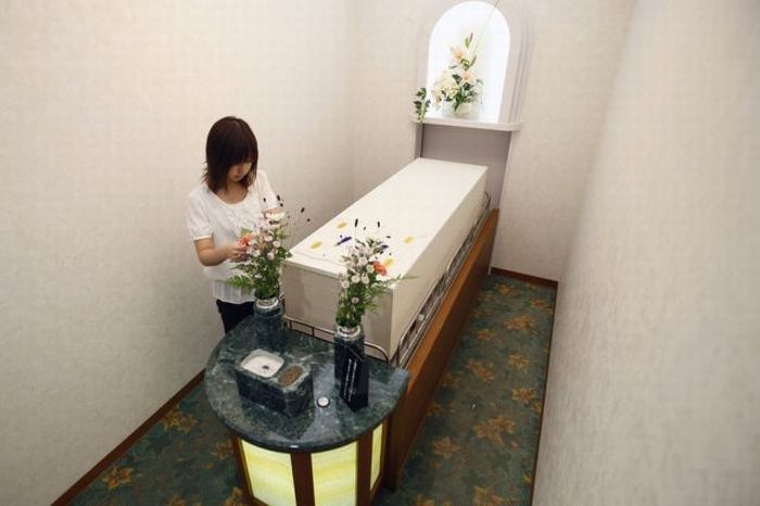 Weird Hotel for the Dead in Japan (12 pics)