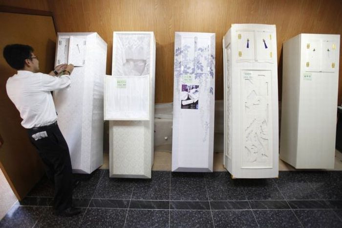 Weird Hotel for the Dead in Japan (12 pics)