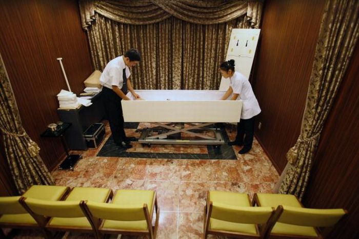 Weird Hotel for the Dead in Japan (12 pics)