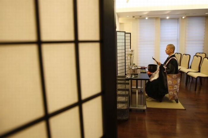 Weird Hotel for the Dead in Japan (12 pics)