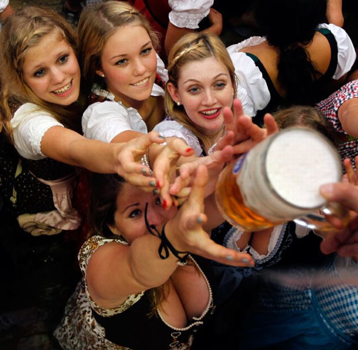 Girls of Oktoberfest 2011 (75 pics)