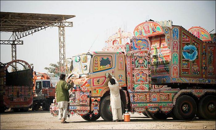 Weird Truck Art in Pakistan (23 pics)