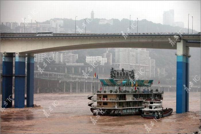 Floodwaters Destroy Restaurant Boat in China (7 pics)