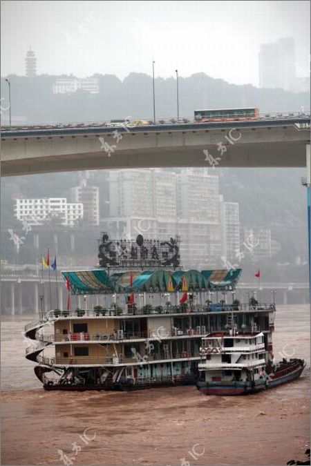 Floodwaters Destroy Restaurant Boat in China (7 pics)