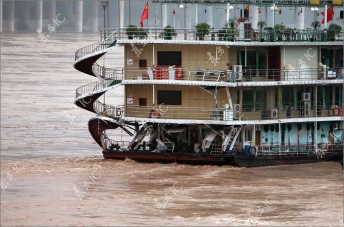 Floodwaters Destroy Restaurant Boat in China (7 pics)