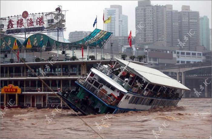 Floodwaters Destroy Restaurant Boat in China (7 pics)
