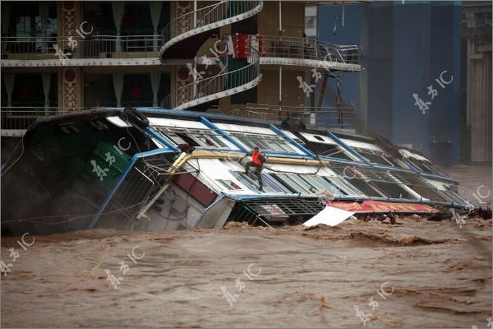 Floodwaters Destroy Restaurant Boat in China (7 pics)