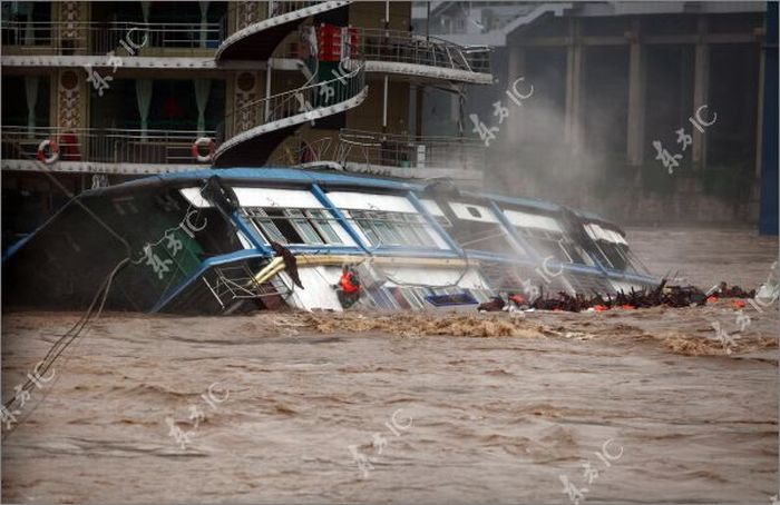 Floodwaters Destroy Restaurant Boat in China (7 pics)