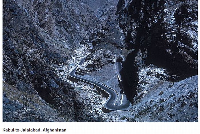 Most Dangerous Roads Around The World (15 pics)