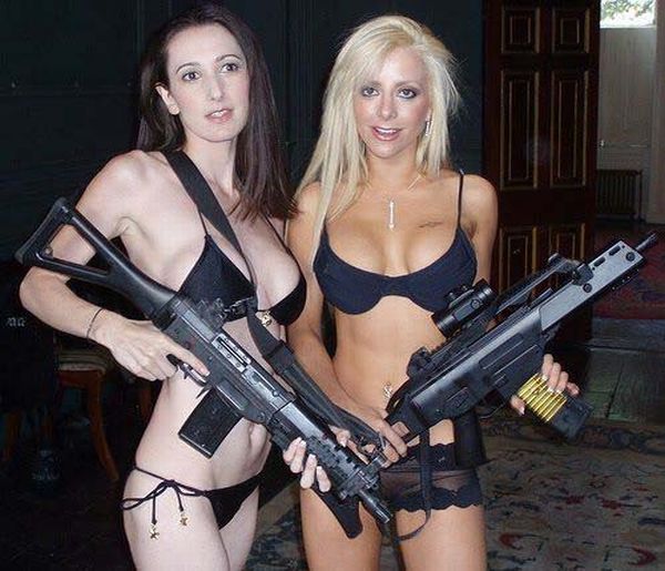 Sexy Girls With Guns (30 pics)