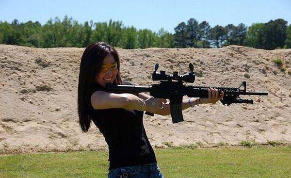 Sexy Girls With Guns (30 pics)