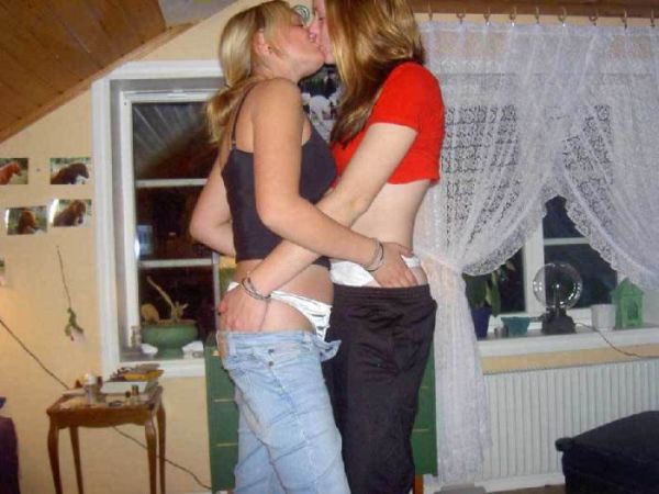 Cute Party Girls Grabbing Each Other (39 pics)