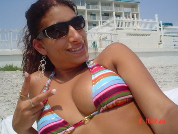 Sexy Girls Giving Peace Signs (40 pics)