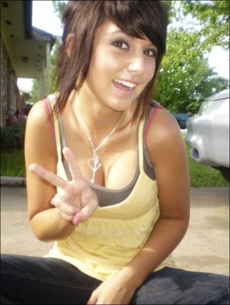 Sexy Girls Giving Peace Signs (40 pics)