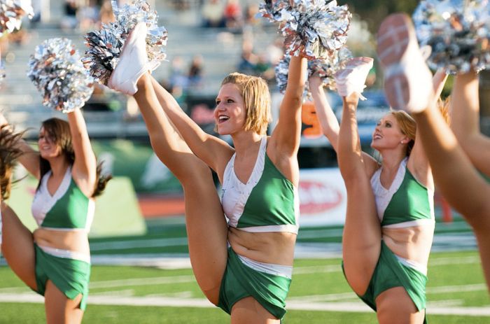 Sexy Cheerleaders High Kicking (51 pics)