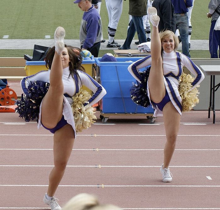 Sexy Cheerleaders High Kicking 51 Pics